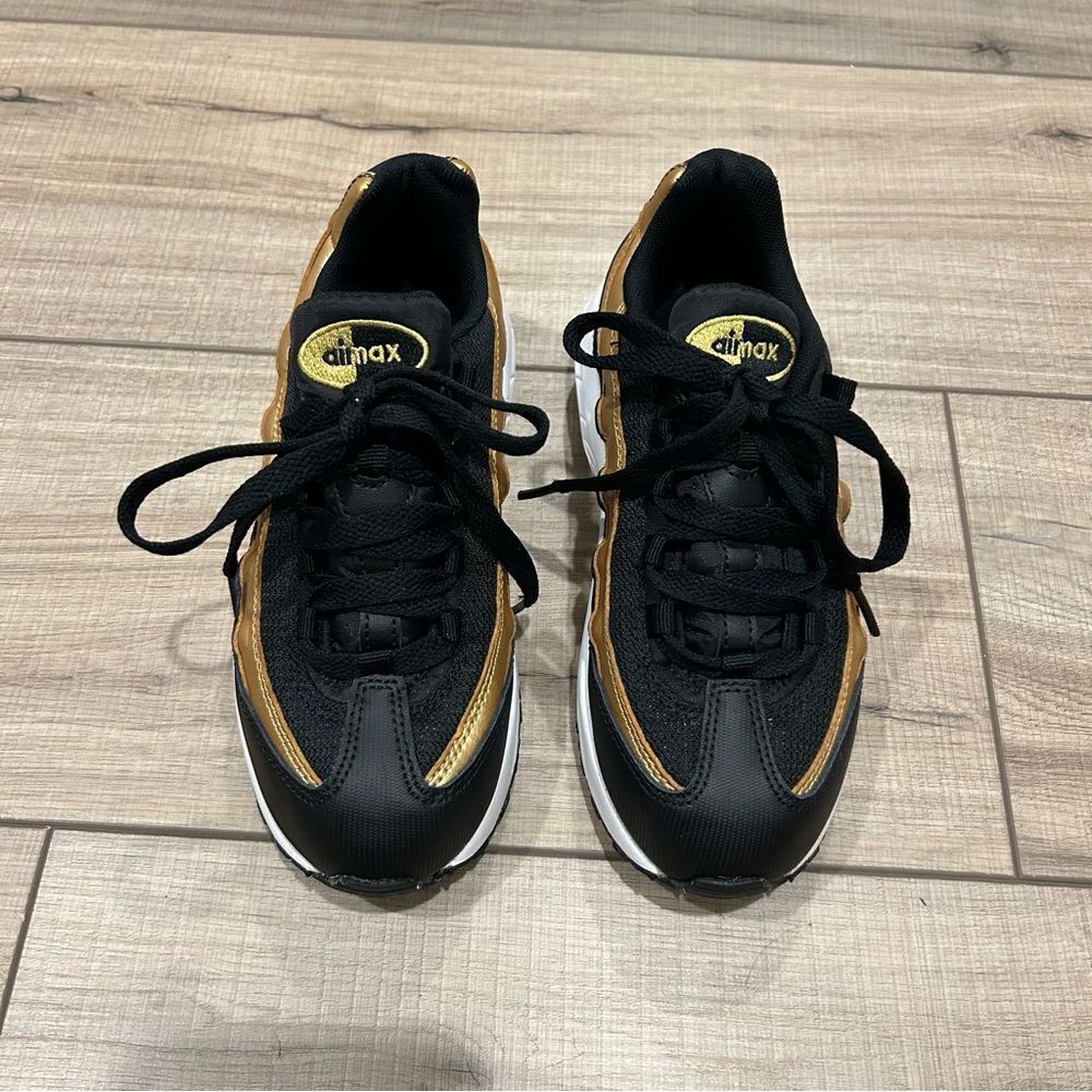 Nike Air Max 95 Youth 1Y Sneaker Shoes Black Metallic Gold 905461-032 - Picture 3 of 11